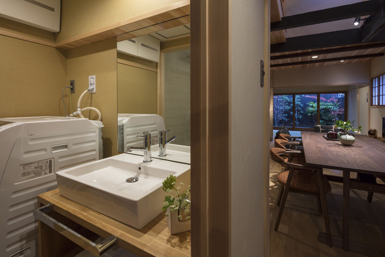 Bathroom 4, Shimabara Kaiden, Kyoto