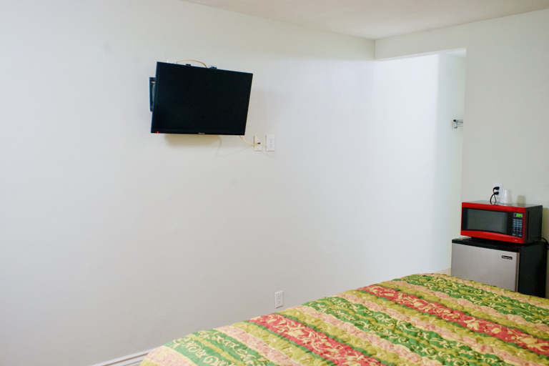 Bedroom 2, Red Carpet Motel, San Bernardino