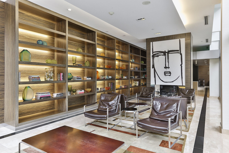 Food & Drinks, Bright Sub-Penthouse on Bay St, Toronto