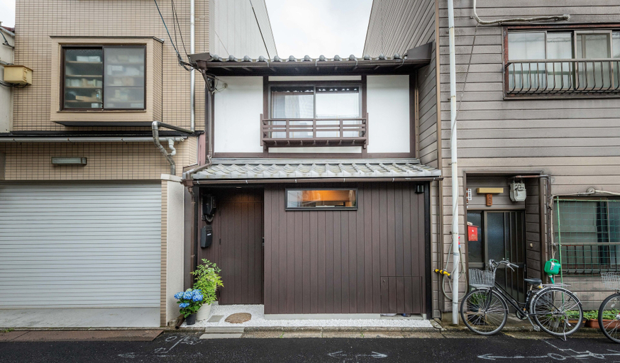 Exterior & Views
