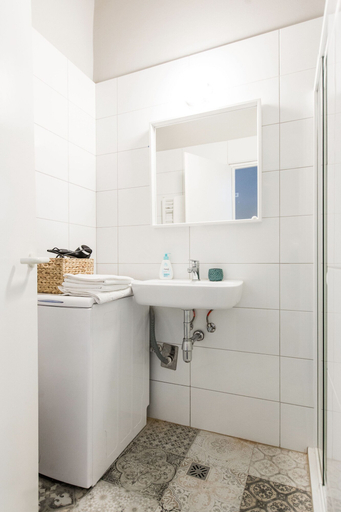 Bathroom 3, Revay koz 2 Apartment, Budapesti
