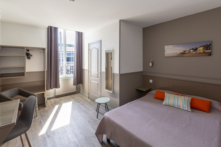 Bedroom 3, Hôtel Regina, Gironde