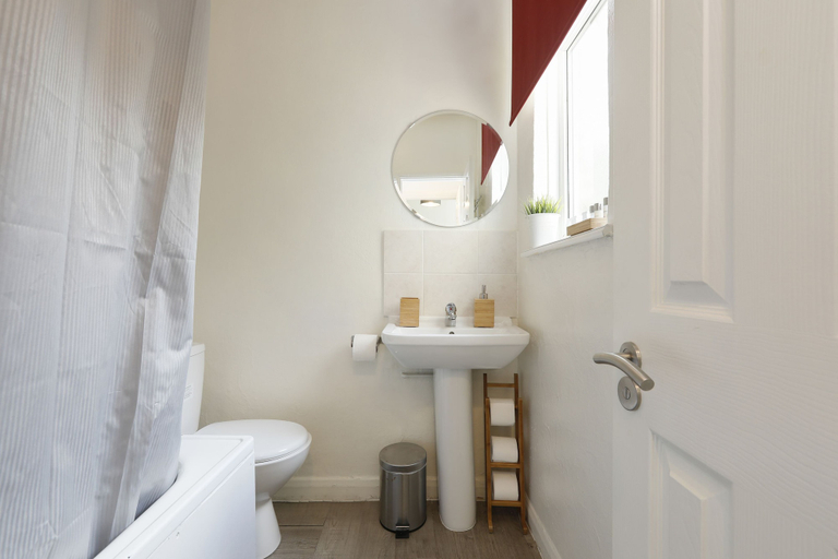 Bathroom 4, Cozy Apartment in Camden Town, London