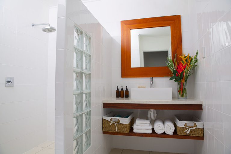 Bathroom, Vale Vale Beachfront Villas, Pango