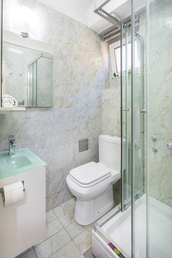 Bathroom 3, Spacious 2bdr Apartment on Tkalciceva Street, Zagreb