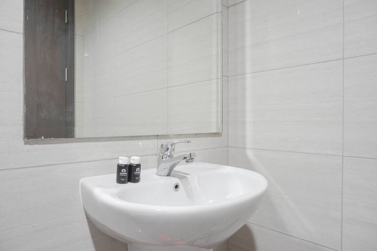 Bathroom 4, Nice And Fancy 1Br At Ciputra International Apartment, West Jakarta