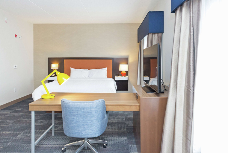 Bedroom 3, Hampton Inn & Suites Morgantown / University Town Centre, Monongalia