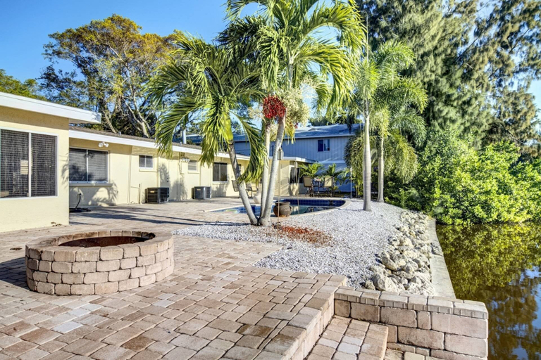 Exterior & Views 2, Peacock Bungalow - Left, Sarasota