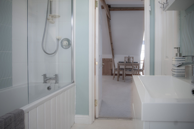 Bathroom 3, The Nest - 1 Bedroom Apartment - Tenby, Pembrokeshire