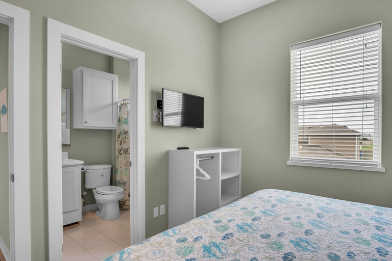 Bedroom 2, Here Comes The Sun, Nueces