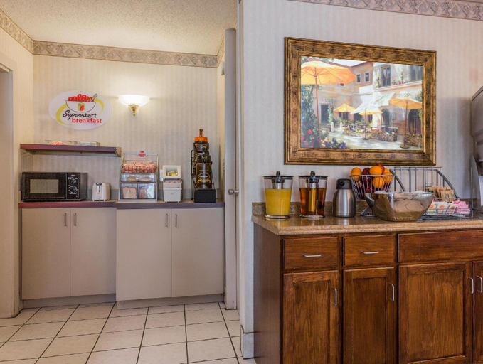 Food & Drinks 5, Super 8 by Wyndham Commerce, Banks