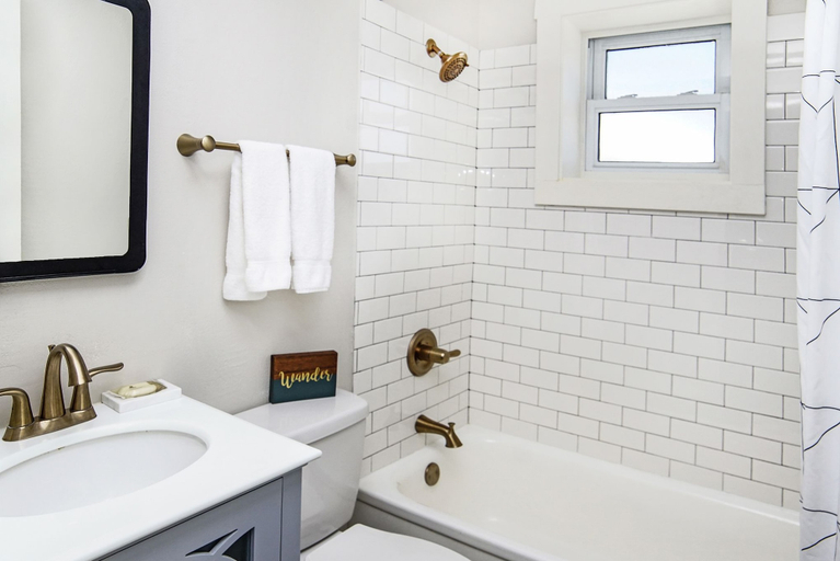 Bathroom 5, Coastal Suites Resort, Benzie