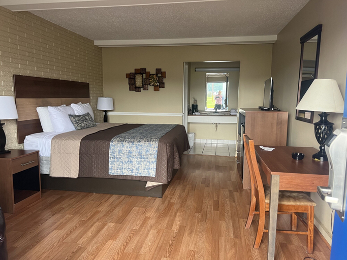 Bedroom 3, Towne Inn, Talladega