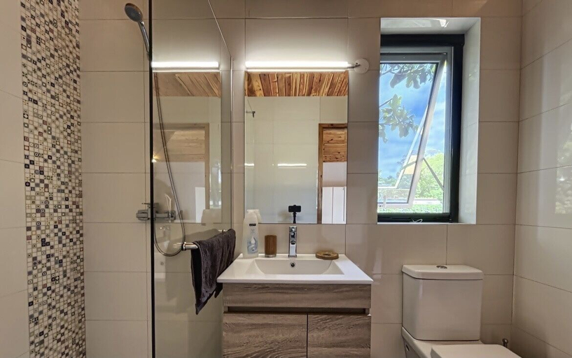 Bathroom, White Rabbit, Ribeira Grande