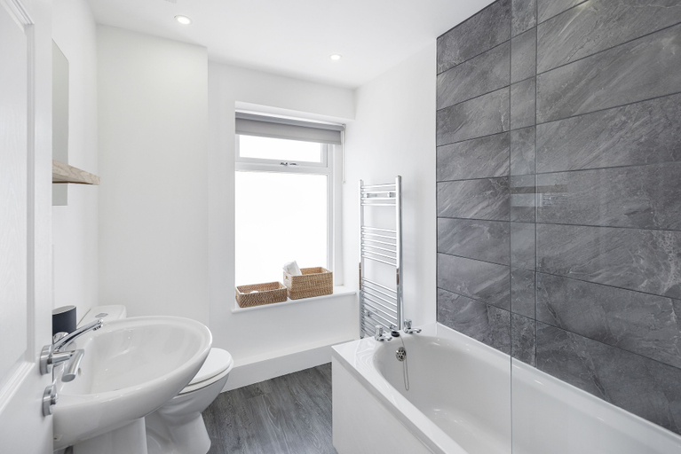 Bathroom, Stylish Apartment In Leafy Central Neighbourhood, Cardiff
