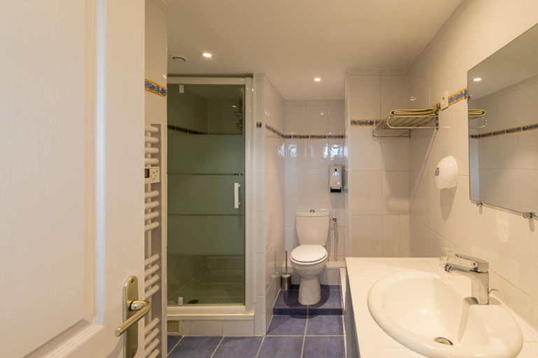 Bathroom 4, Hôtel Regina, Gironde