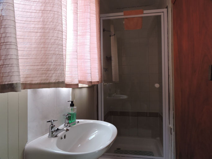 Bathroom 3, HonneHokke Resort, Namakwa