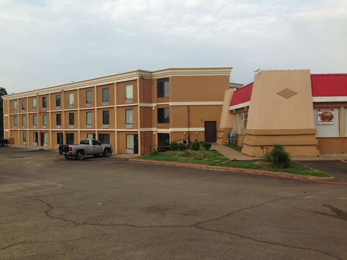 Exterior & Views, Executive Inn, Titus