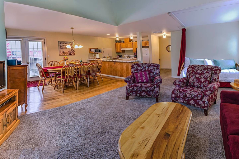 Others 5, Oak Tower Townhouse-1.5 Blocks to OSF, Jackson