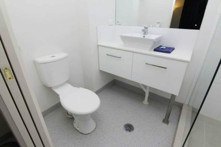 Bathroom, Crossroads Hotel Lae, Huon