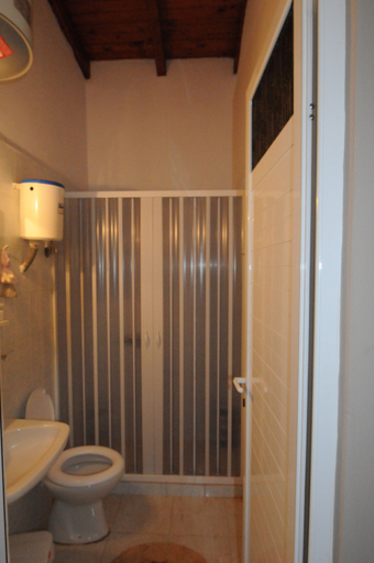 Bathroom, Rossa 18, Attica