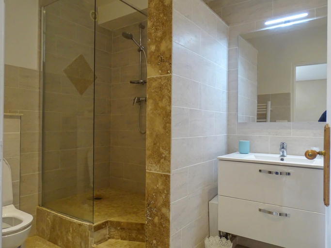 Bathroom 5, Clos St Pierre de Fraisse, Vaucluse