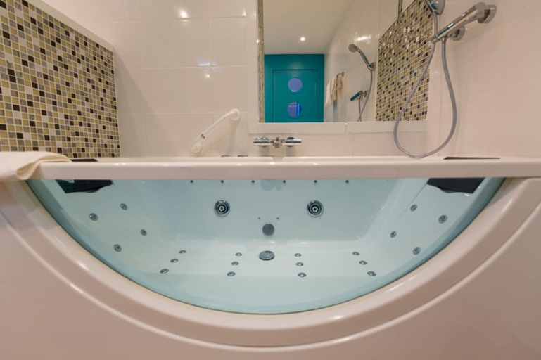 Bathroom 4, Hôtel Regina, Gironde