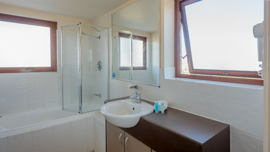 Bathroom 5, Broadbeach Savannah Hotel & Resort, Gold Coast