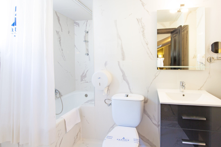 Bathroom 4, Hotel Austria by Pierre & Vacances