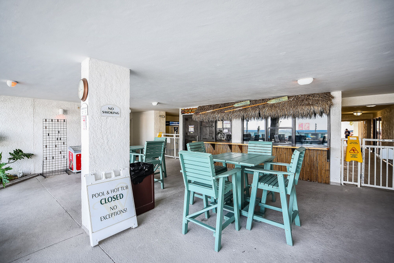 Food & Drinks 4, Watercrest by Book That Condo, Bay
