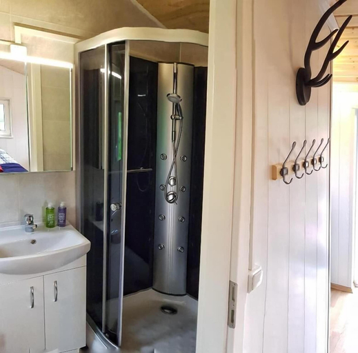 Bathroom 4, Ravencliff Lodge, Dalabyggð