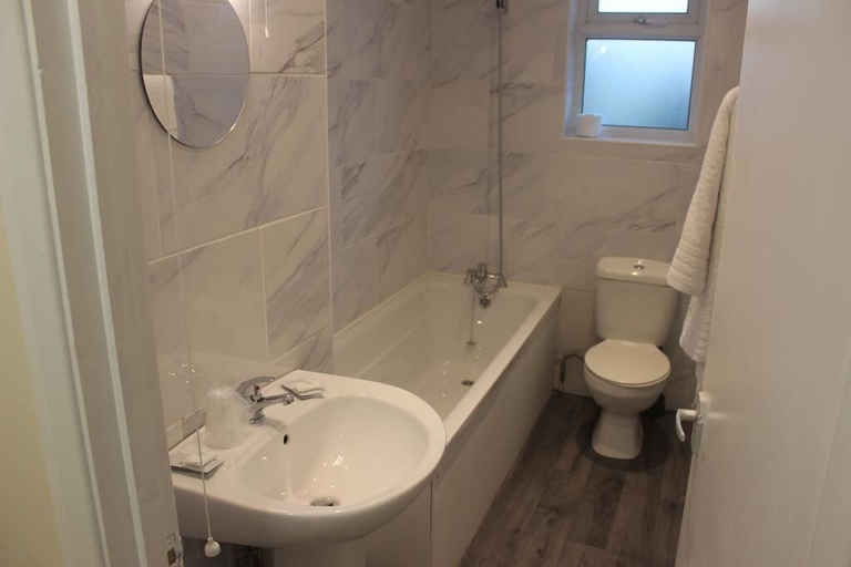 Bathroom 5, Corona Hotel Sheffield Meadowhall, Rotherham