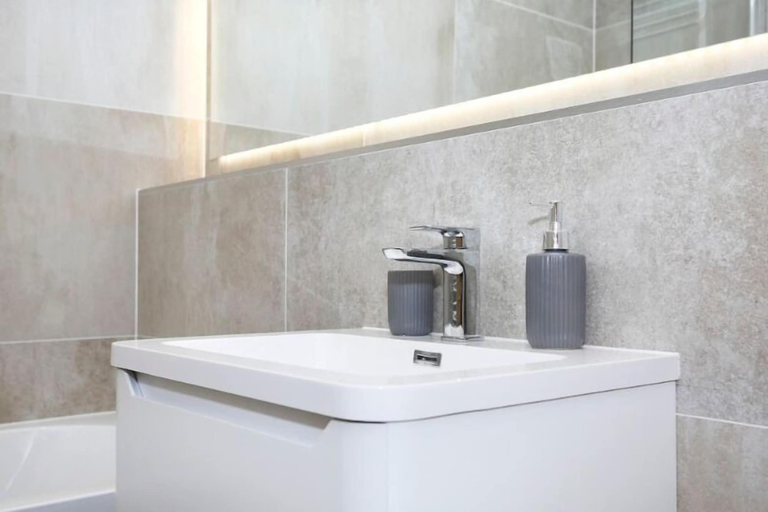 Bathroom 4, JOIVY Renovated Hidden Gem on the Historic Royal Mile, Edinburgh
