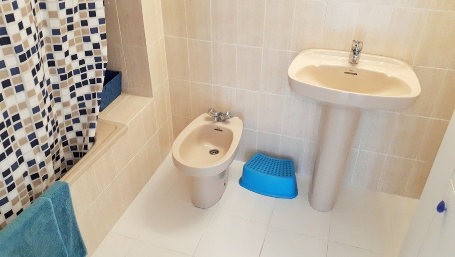 Bathroom 4, Apartamento con vistas al mar y piscina en la cala “Cap Roig”, Girona