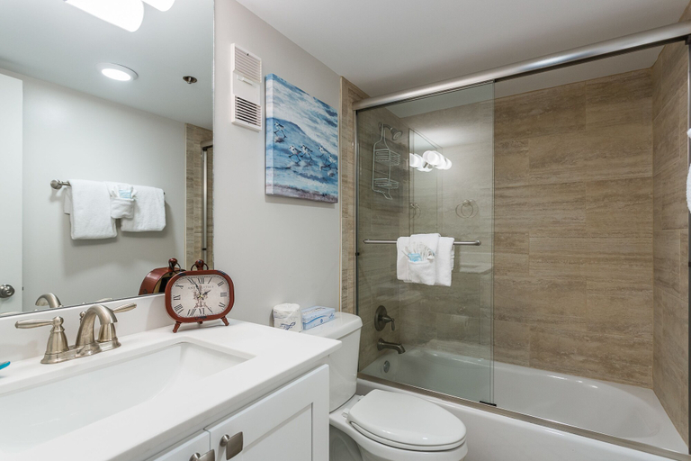 Bathroom 4, Hodnett Cooper's Beach Club, Glynn