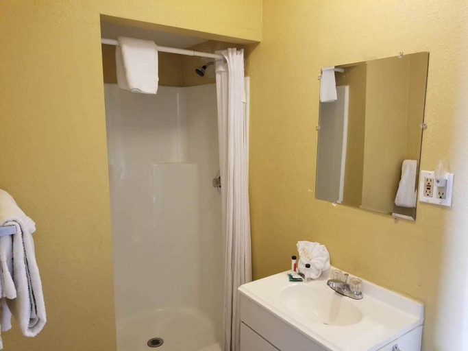 Bathroom 4, Western Motel, Imperial