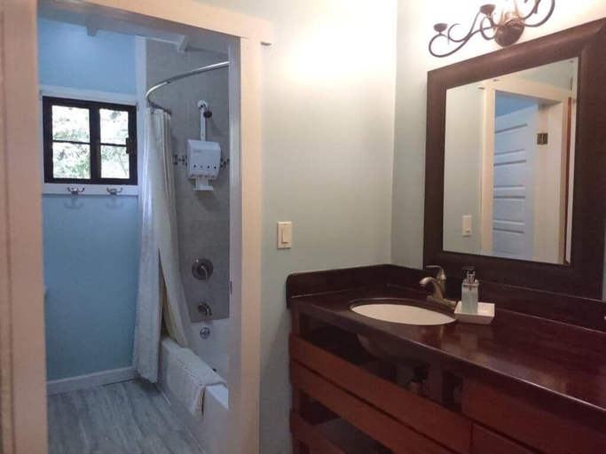 Bathroom 4, Santa Cruz Cabins
