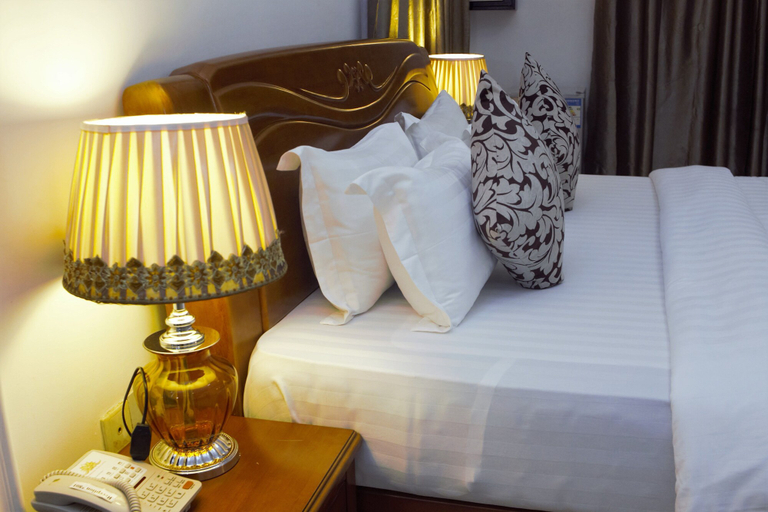 Bedroom 3, Kingsbridge Royale Hotel, Tema