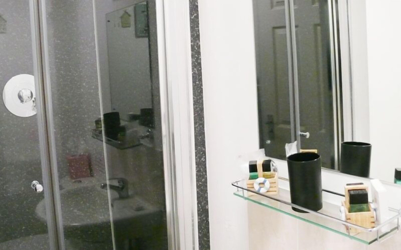 Bathroom 3, Bow Street Runner, Brighton and Hove