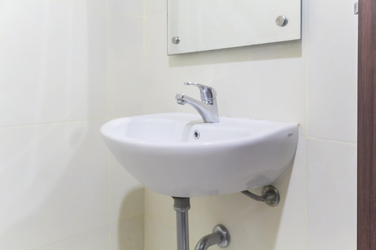 Bathroom 3, Cozy Studio at Elvis Tower Apartment By Travelio, Cikarang