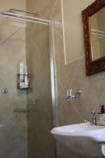 Bathroom 3, Ripple Hill Hotel, Cacadu