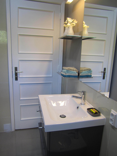 Bathroom 3, Alvalade Apartment, Lisbon