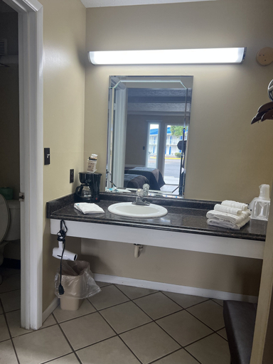 Bathroom 4, Towne Inn, Talladega