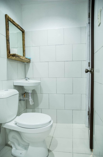 Bathroom 4, Hotel Avenija, Olongapo City