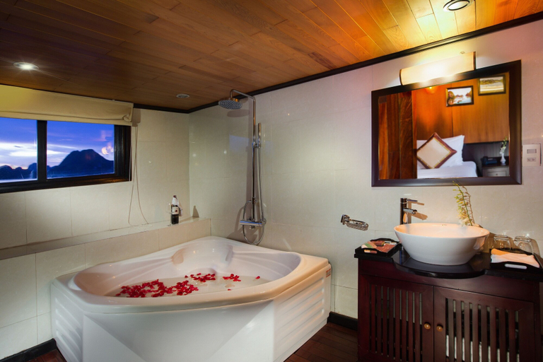 Bathroom 3, Syrena Cruises, Hạ Long