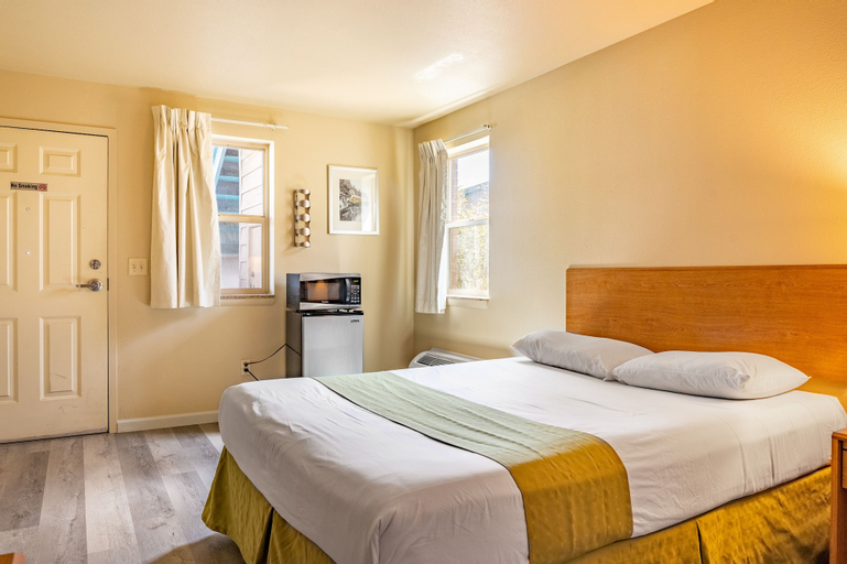 Bedroom 3, City Inn, Adams