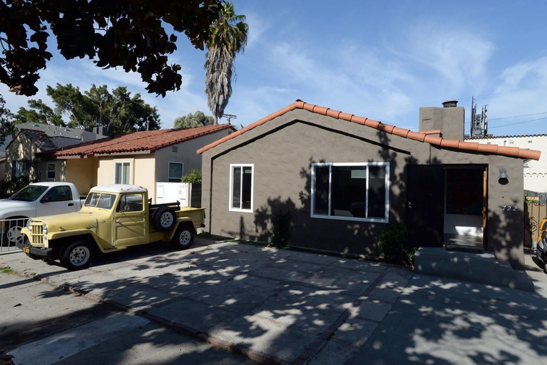Exterior & Views 2, Spacious House on Melrose w Private Backyard Gym, Los Angeles