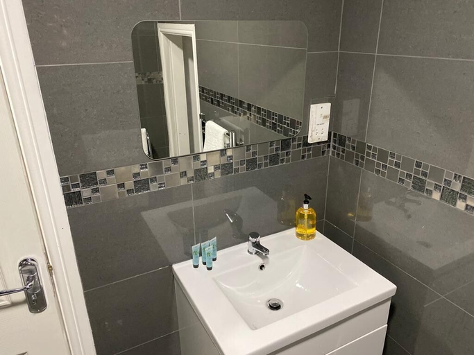 Bathroom 3, Hodgehill Apartments, Birmingham
