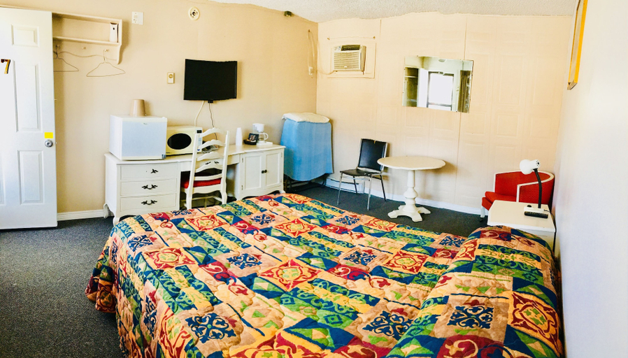 Bedroom 1, Sharptail Motor, Division No. 18