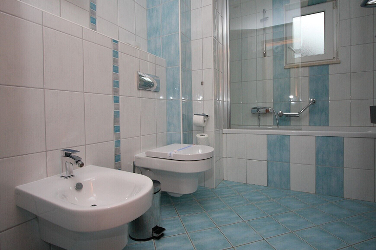 Bathroom 3, Turisticki apartmani Natalia, Podgora